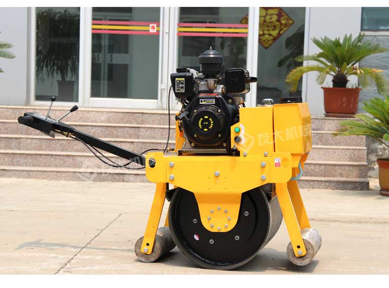 手扶单轮压路机