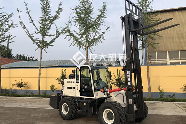 矮脚虎款越野叉车