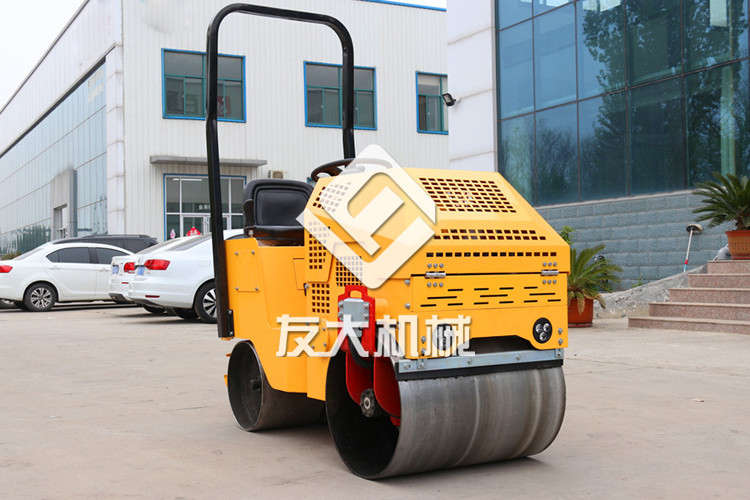 刚买来的小型压路机忌满载工作