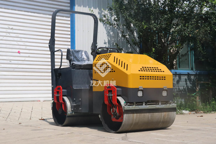 小三轮压路机 (1).jpg 小三轮压路机 (1).jpg
