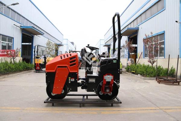 小型压路机压实操作应遵循先轻后重、先慢后快原则