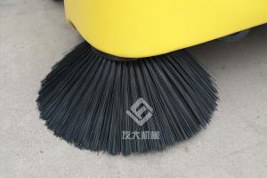 夏秋交替时节，驾驶式电动扫地机充电有讲究