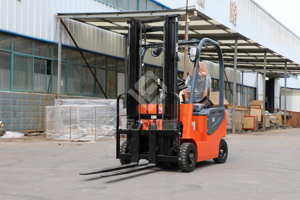 叉车行走过程中会跑偏，你知道这是啥原因吗？