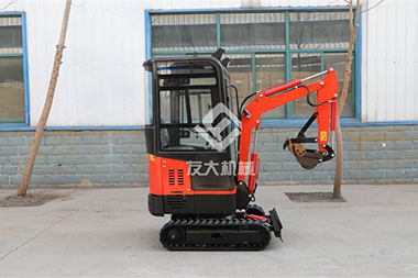 小型挖掘机安装破碎锤要注意的事项